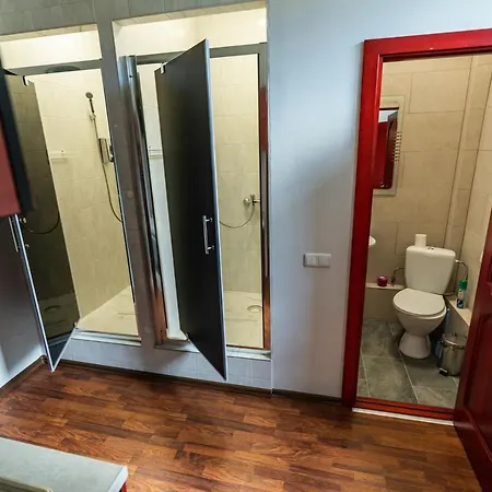 Private Parking And Kitchen Apartment